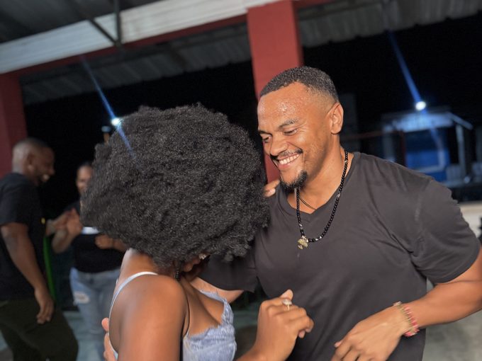 Pareja bailando merengue en la pista