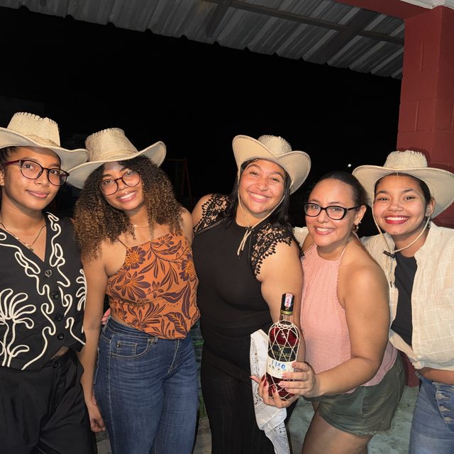 Grupo de amigas disfrutando la fiesta